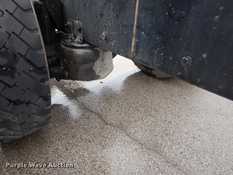 image for item DE4061 2007 Freightliner Business Class M2 Crew Cab truck cab and chassis