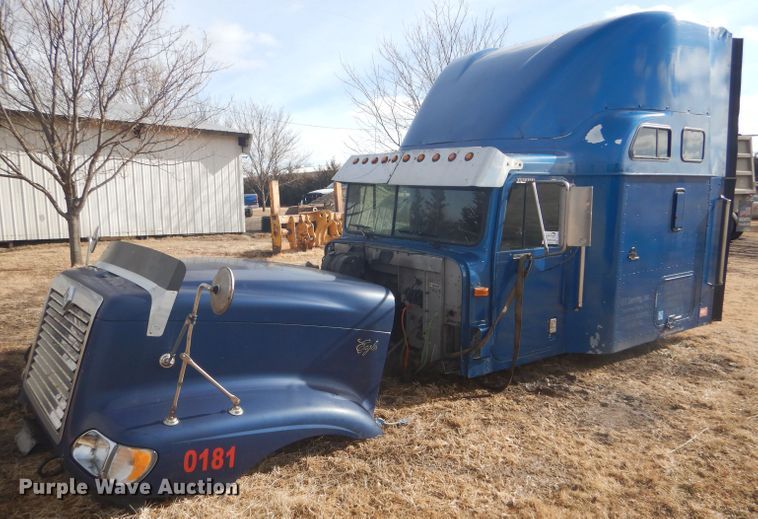 image for item DF7359 1999 International 9400 truck parts