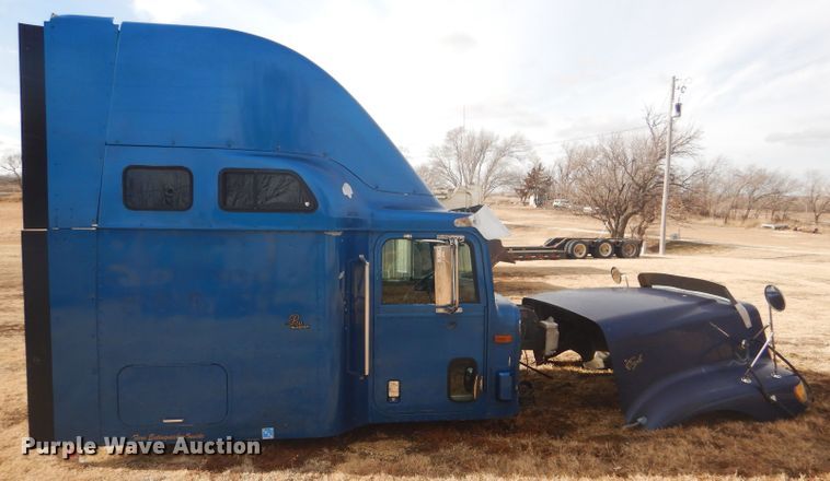 image for item DF7359 1999 International 9400 truck parts