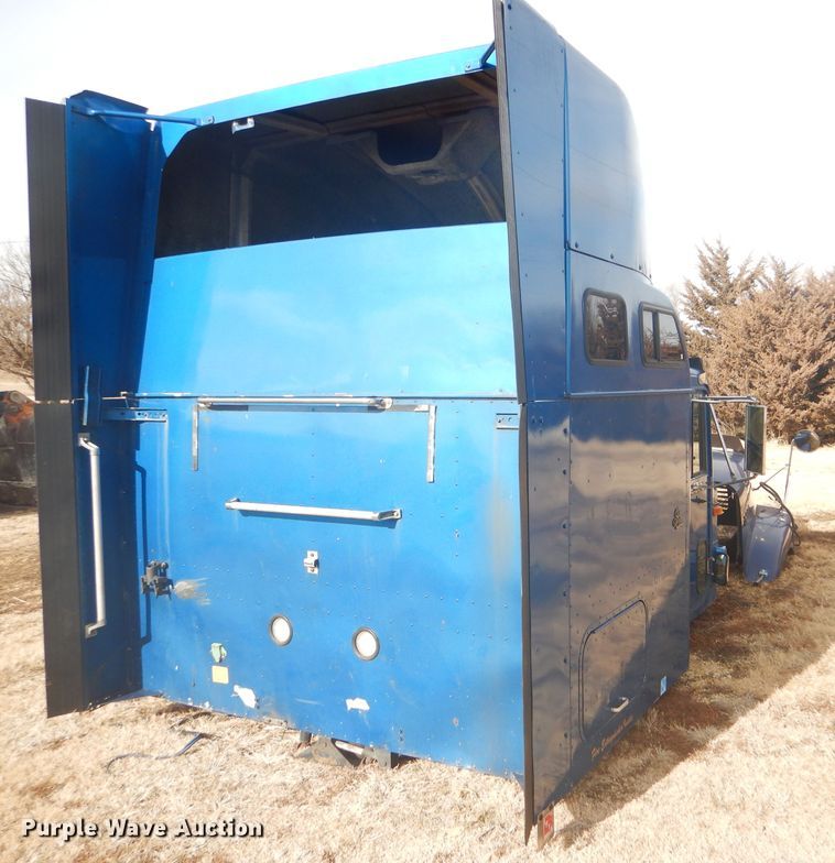 image for item DF7359 1999 International 9400 truck parts