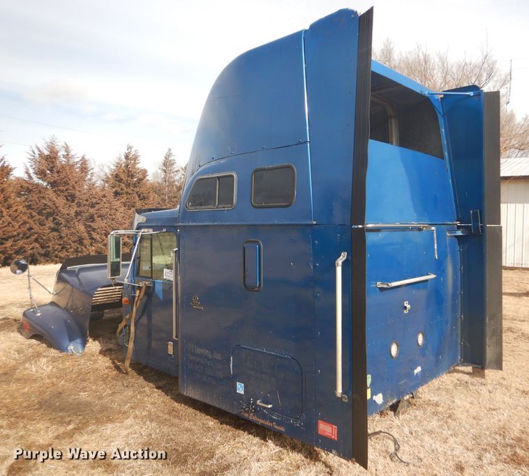 image for item DF7359 1999 International 9400 truck parts