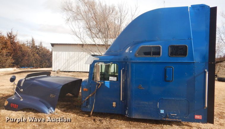 image for item DF7359 1999 International 9400 truck parts