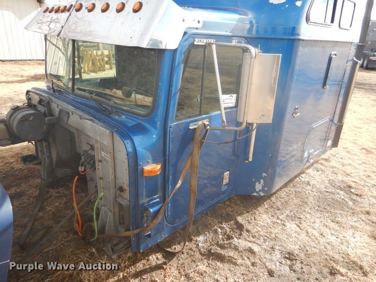 image for item DF7359 1999 International 9400 truck parts