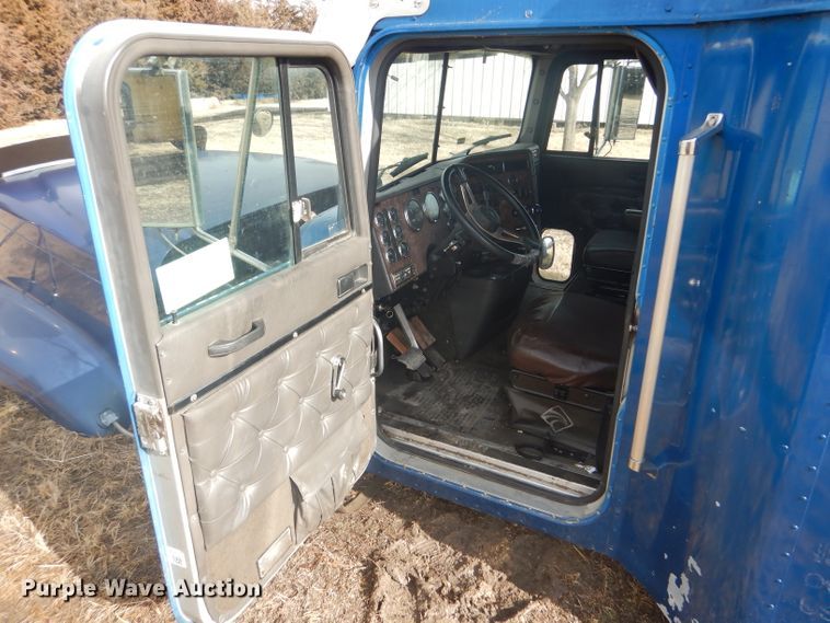 image for item DF7359 1999 International 9400 truck parts
