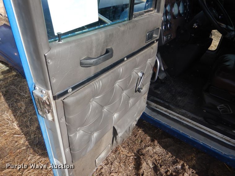 image for item DF7359 1999 International 9400 truck parts