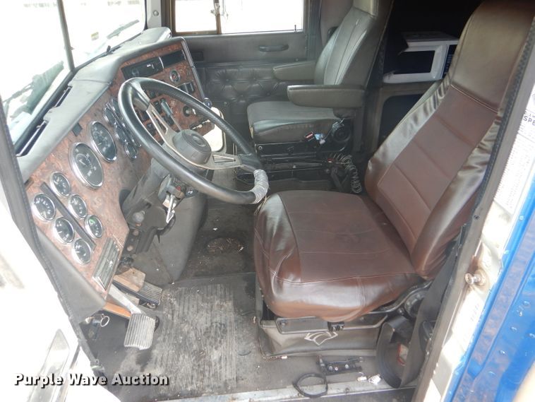 image for item DF7359 1999 International 9400 truck parts