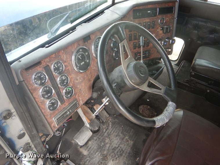 image for item DF7359 1999 International 9400 truck parts