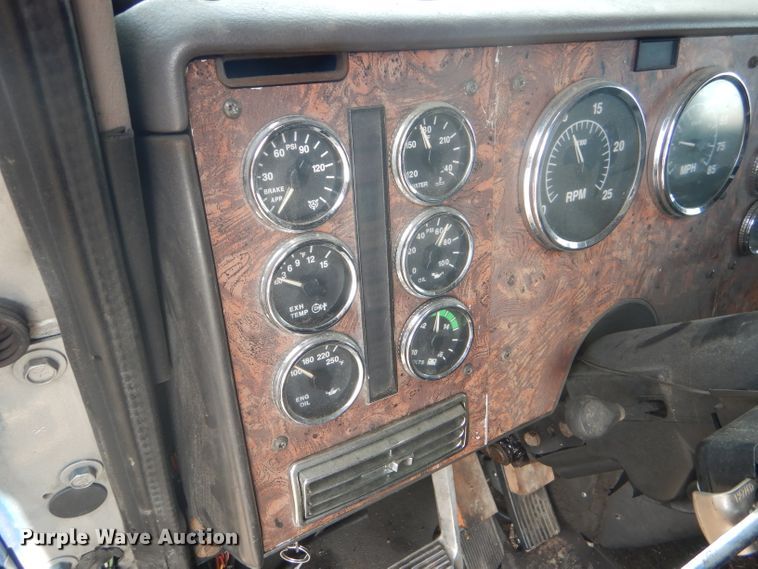 image for item DF7359 1999 International 9400 truck parts