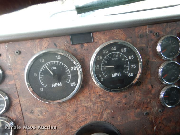 image for item DF7359 1999 International 9400 truck parts