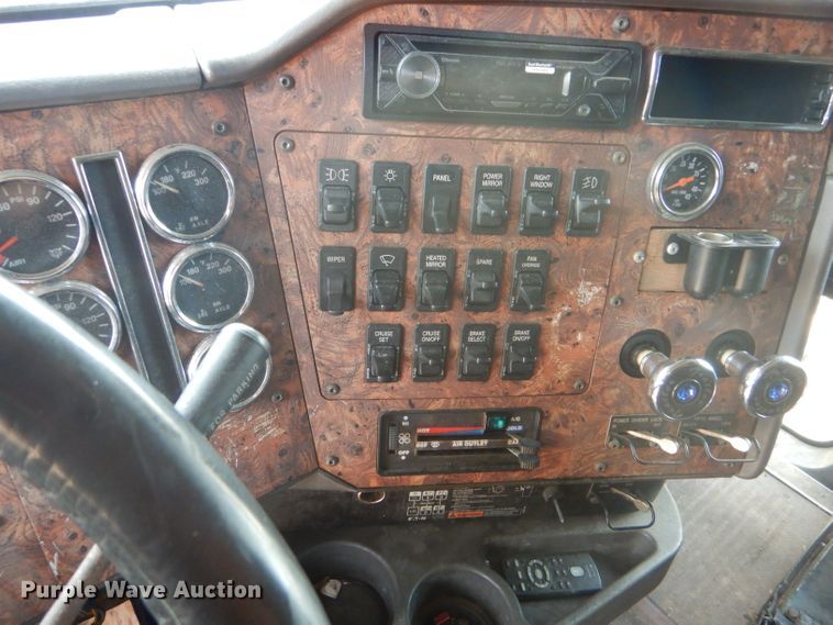 image for item DF7359 1999 International 9400 truck parts