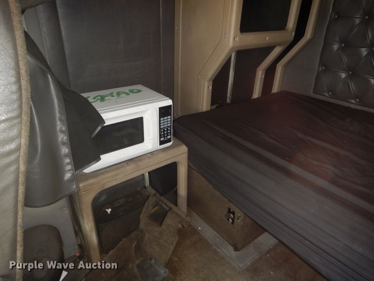 image for item DF7359 1999 International 9400 truck parts