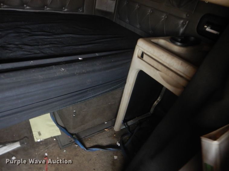 image for item DF7359 1999 International 9400 truck parts
