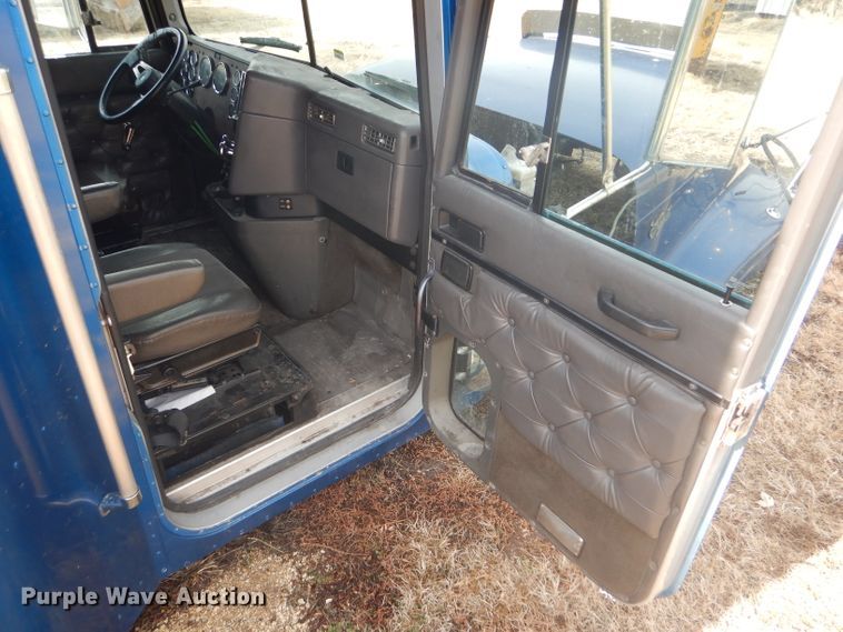 image for item DF7359 1999 International 9400 truck parts