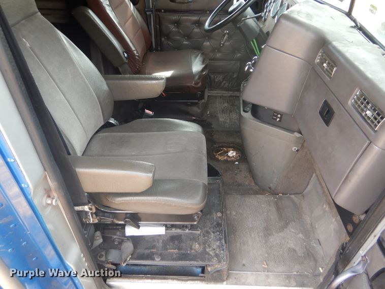image for item DF7359 1999 International 9400 truck parts