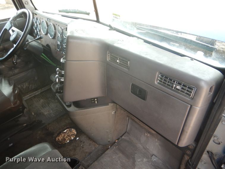 image for item DF7359 1999 International 9400 truck parts