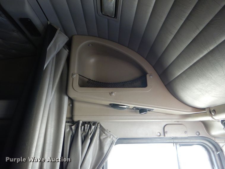 image for item DF7359 1999 International 9400 truck parts