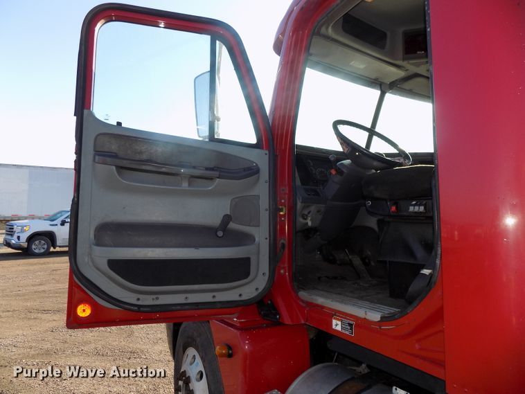 image for item DG2488 2006 Freightliner Columbia semi truck