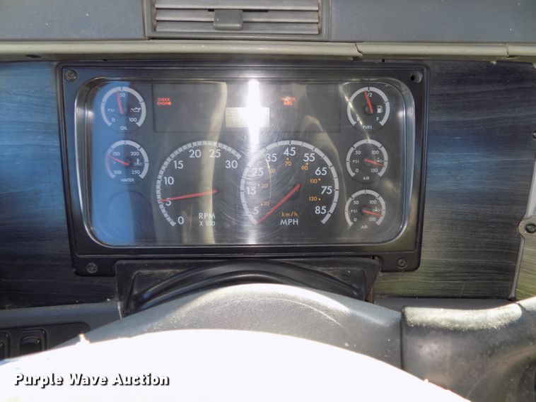 image for item DG2488 2006 Freightliner Columbia semi truck