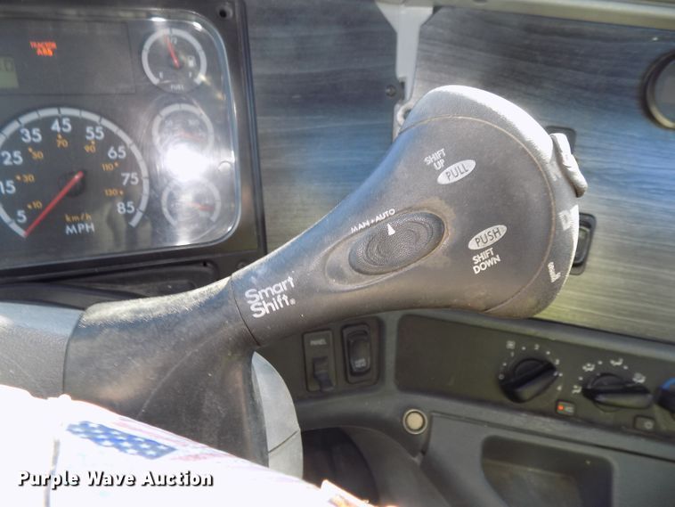 image for item DG2488 2006 Freightliner Columbia semi truck