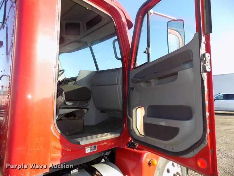 image for item DG2488 2006 Freightliner Columbia semi truck