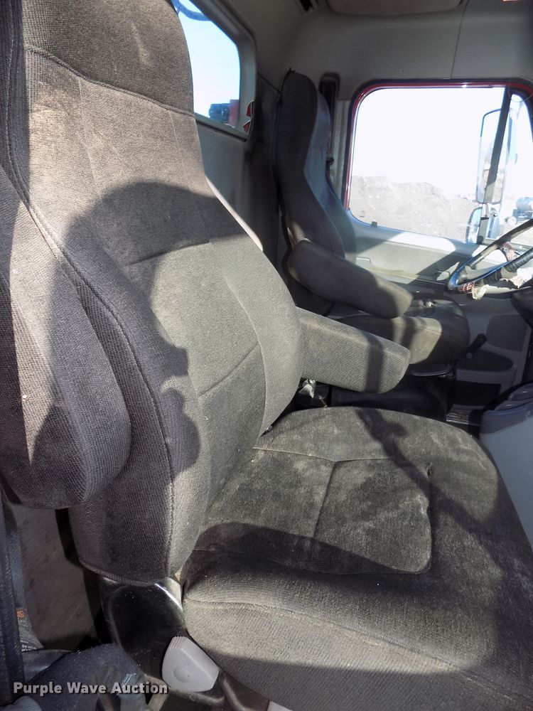 image for item DG2488 2006 Freightliner Columbia semi truck