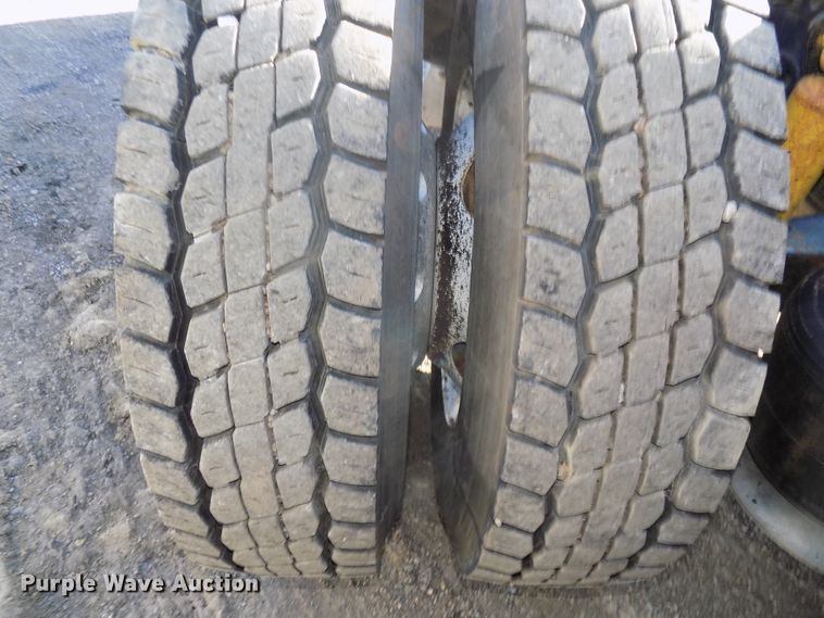 image for item DG2488 2006 Freightliner Columbia semi truck