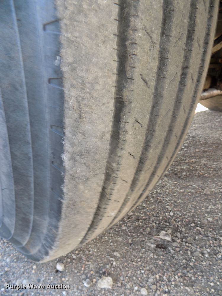 image for item DG2488 2006 Freightliner Columbia semi truck