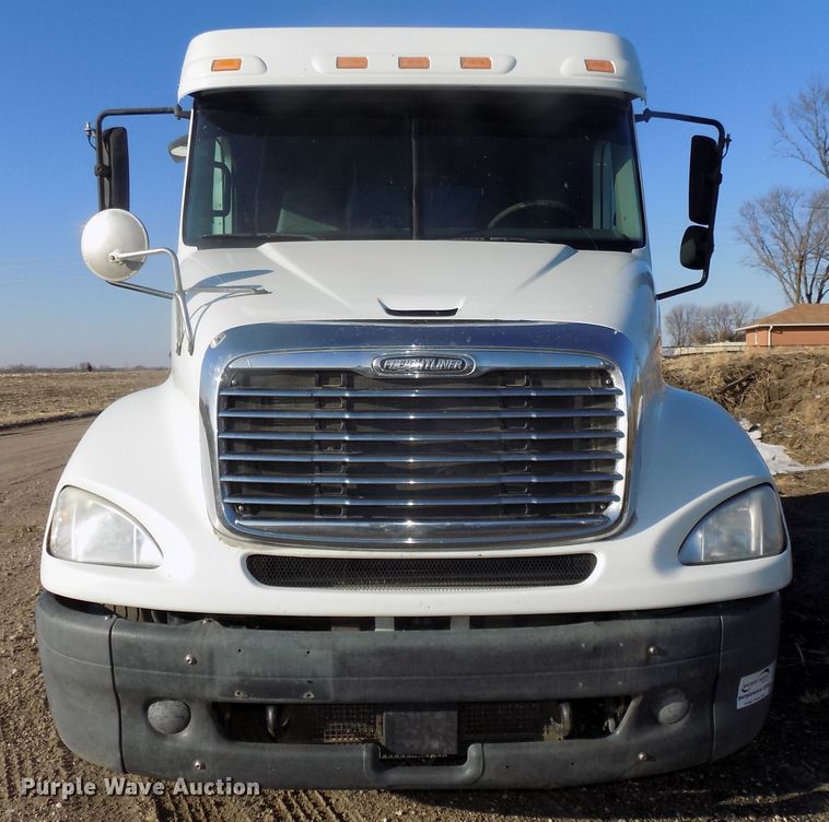 image for item DG2489 2006 Freightliner Columbia 112 semi truck