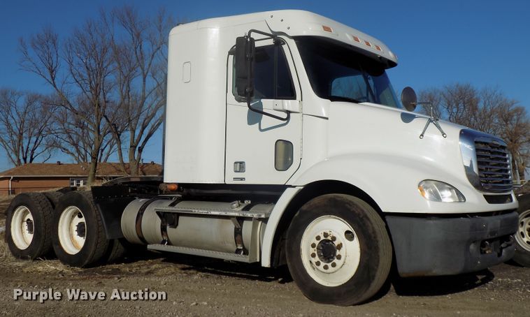 image for item DG2489 2006 Freightliner Columbia 112 semi truck