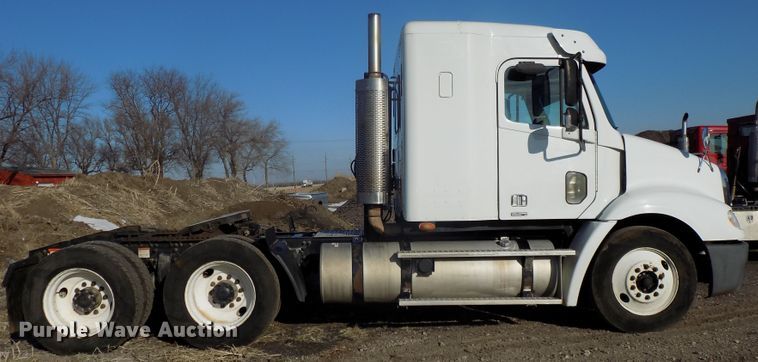 image for item DG2489 2006 Freightliner Columbia 112 semi truck
