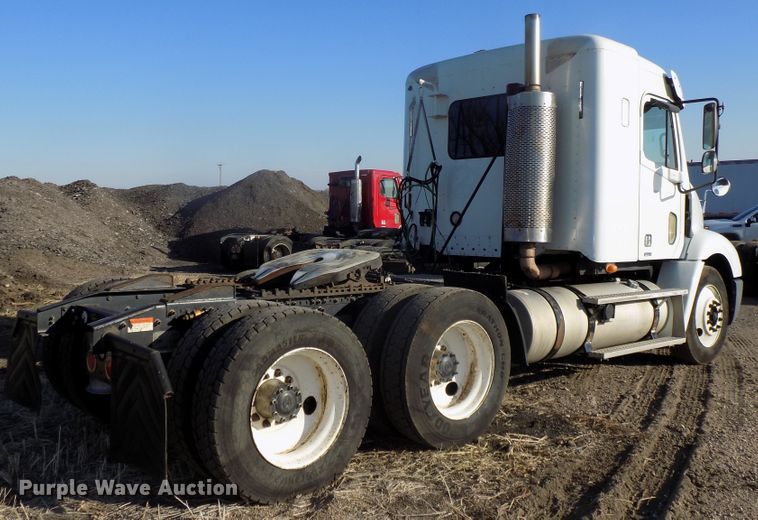 image for item DG2489 2006 Freightliner Columbia 112 semi truck