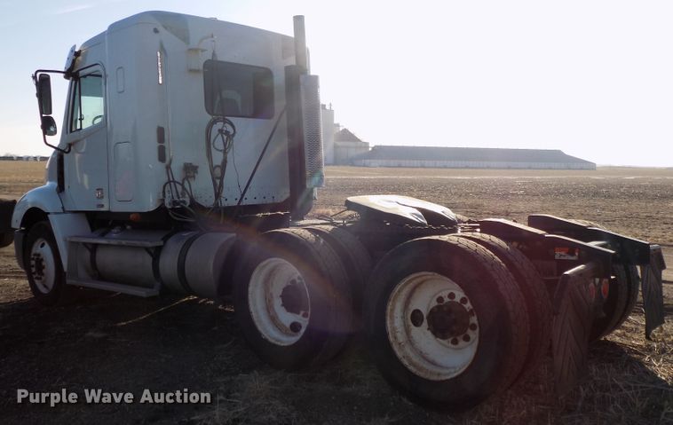 image for item DG2489 2006 Freightliner Columbia 112 semi truck