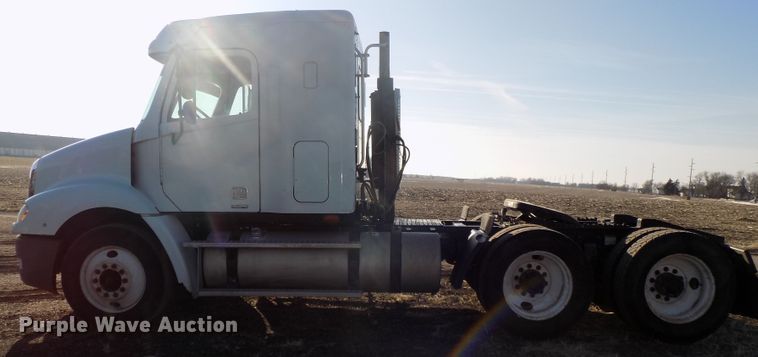 image for item DG2489 2006 Freightliner Columbia 112 semi truck