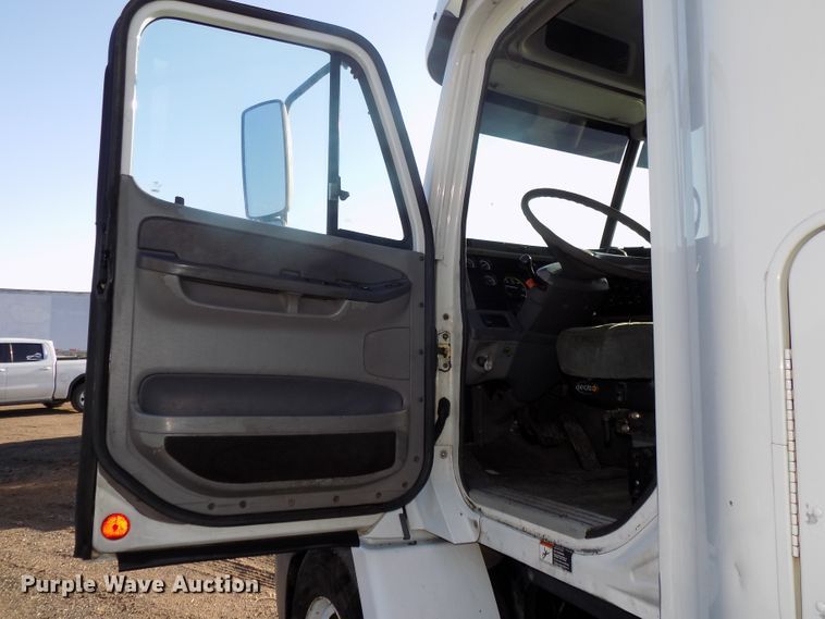 image for item DG2489 2006 Freightliner Columbia 112 semi truck