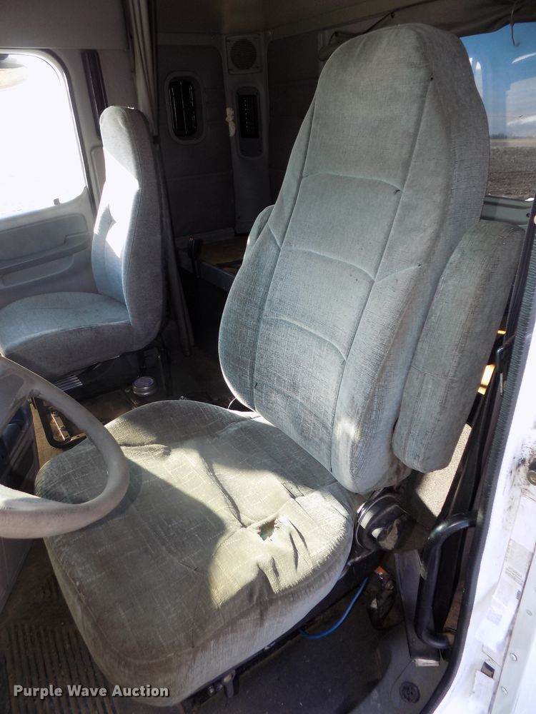 image for item DG2489 2006 Freightliner Columbia 112 semi truck