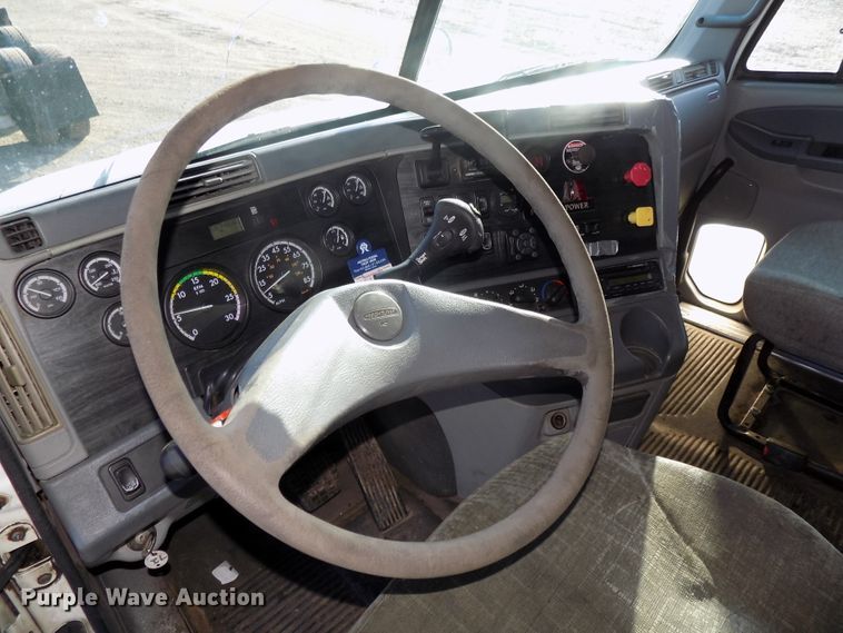 image for item DG2489 2006 Freightliner Columbia 112 semi truck