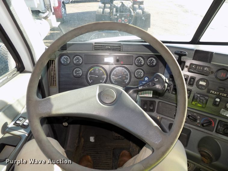 image for item DG2489 2006 Freightliner Columbia 112 semi truck