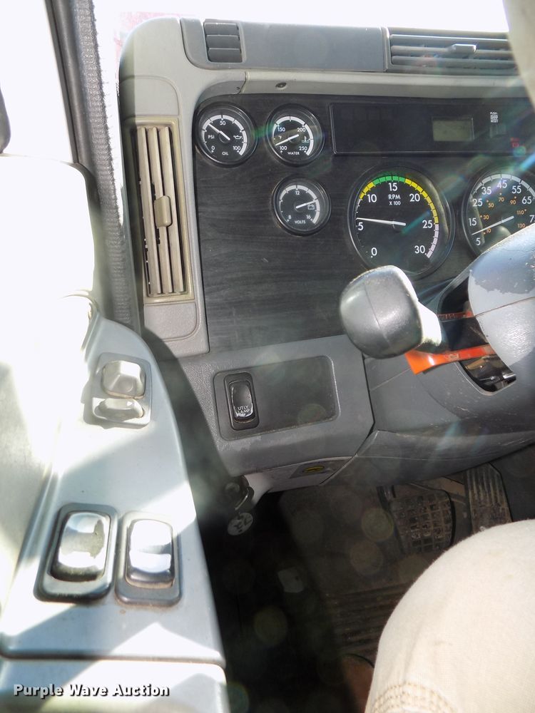 image for item DG2489 2006 Freightliner Columbia 112 semi truck