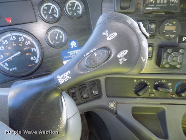 image for item DG2489 2006 Freightliner Columbia 112 semi truck