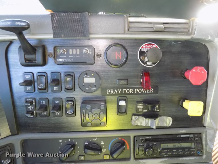 image for item DG2489 2006 Freightliner Columbia 112 semi truck