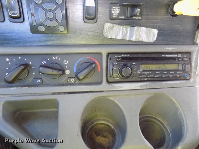 image for item DG2489 2006 Freightliner Columbia 112 semi truck