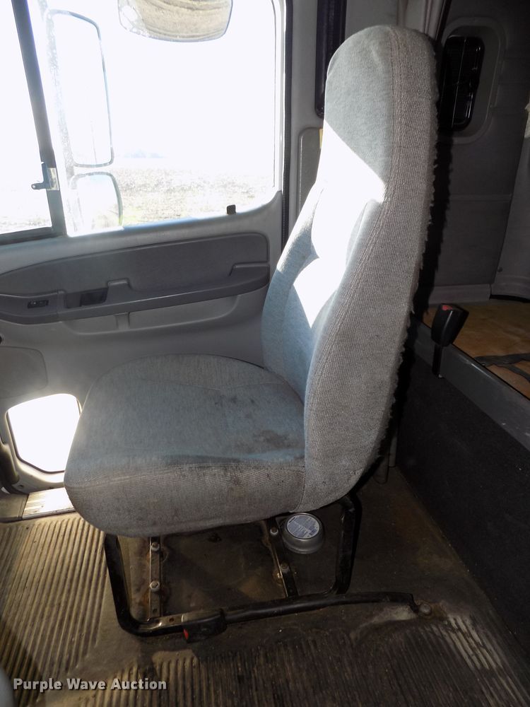 image for item DG2489 2006 Freightliner Columbia 112 semi truck