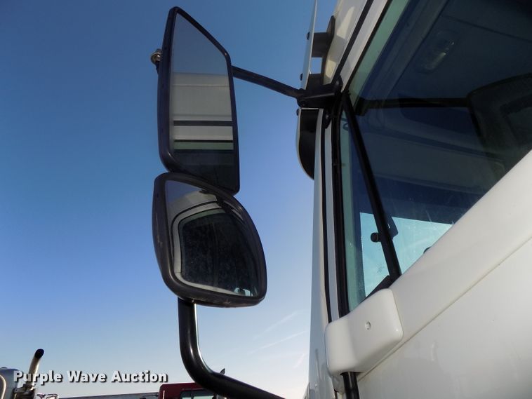 image for item DG2489 2006 Freightliner Columbia 112 semi truck