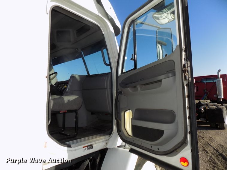 image for item DG2489 2006 Freightliner Columbia 112 semi truck