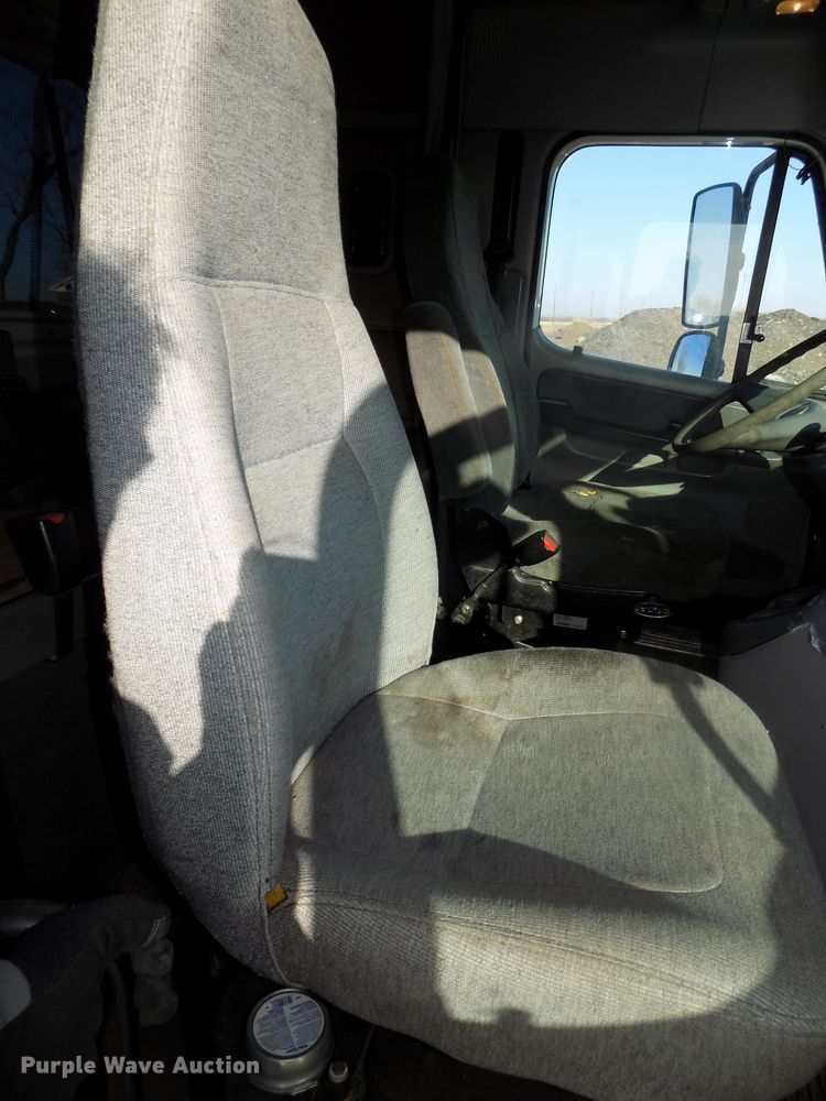 image for item DG2489 2006 Freightliner Columbia 112 semi truck