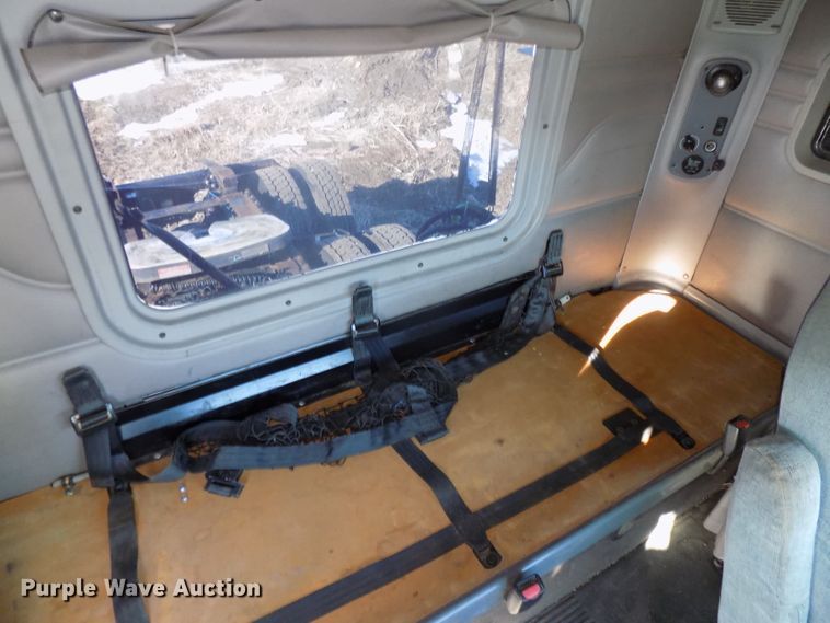 image for item DG2489 2006 Freightliner Columbia 112 semi truck