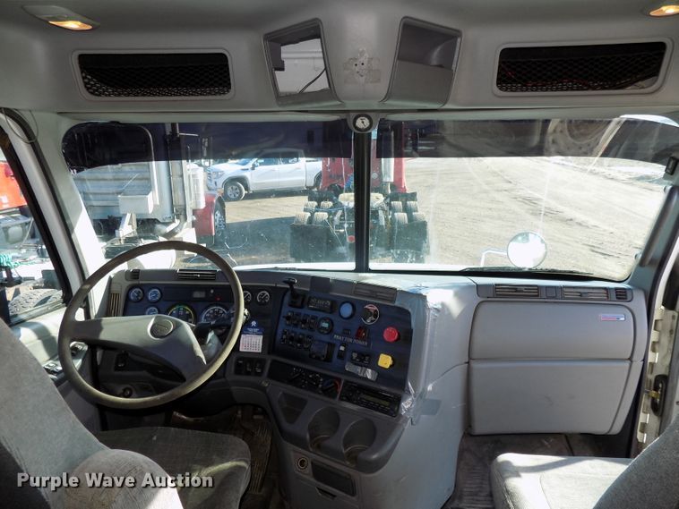 image for item DG2489 2006 Freightliner Columbia 112 semi truck