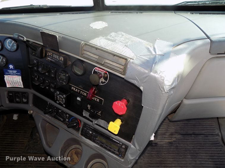 image for item DG2489 2006 Freightliner Columbia 112 semi truck