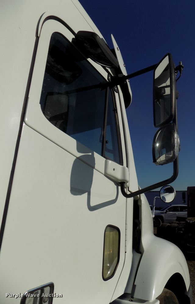 image for item DG2489 2006 Freightliner Columbia 112 semi truck