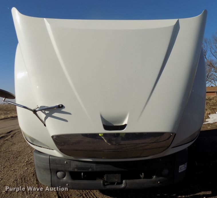 image for item DG2489 2006 Freightliner Columbia 112 semi truck